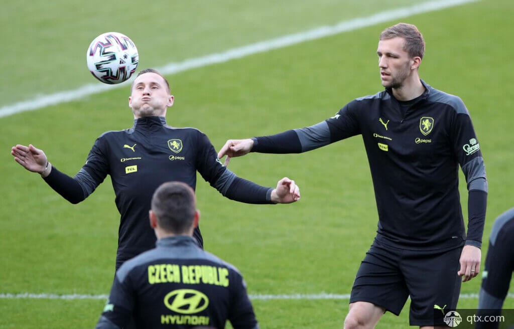 解锁新身份！世界冠军余依婷前往复旦大学报到(图)